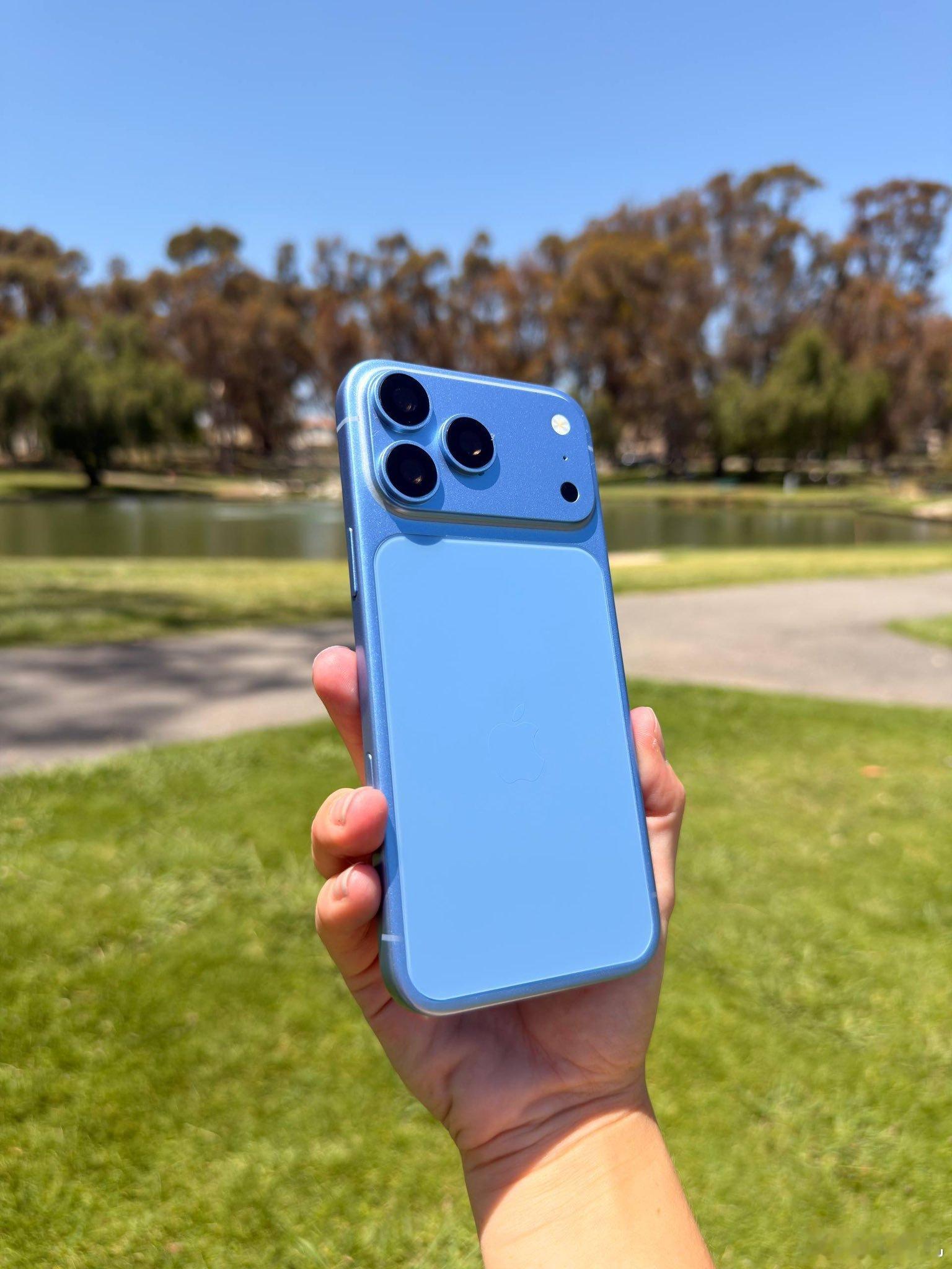 苹果 iPhone 18 Pro Max 机模曝光，深樱桃色、浅蓝、深灰颜色亮相