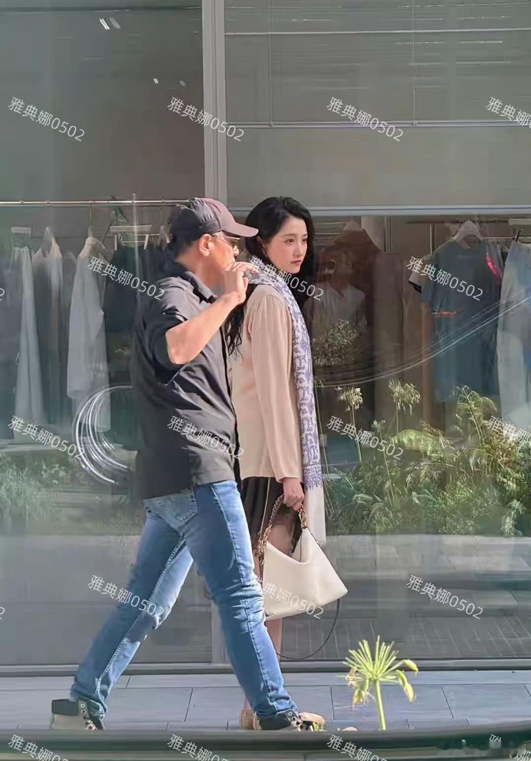 无锡万象城偶遇关晓彤拍戏，印象中的她虽然个子高但因为她是童星出身长了一张小孩脸，