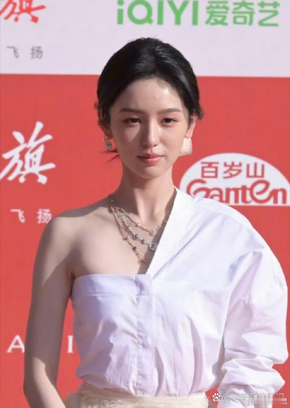 周也的素颜照片真让人感到意外，连女明星也会有脸上长痘的烦恼。其实，她和我们一样，