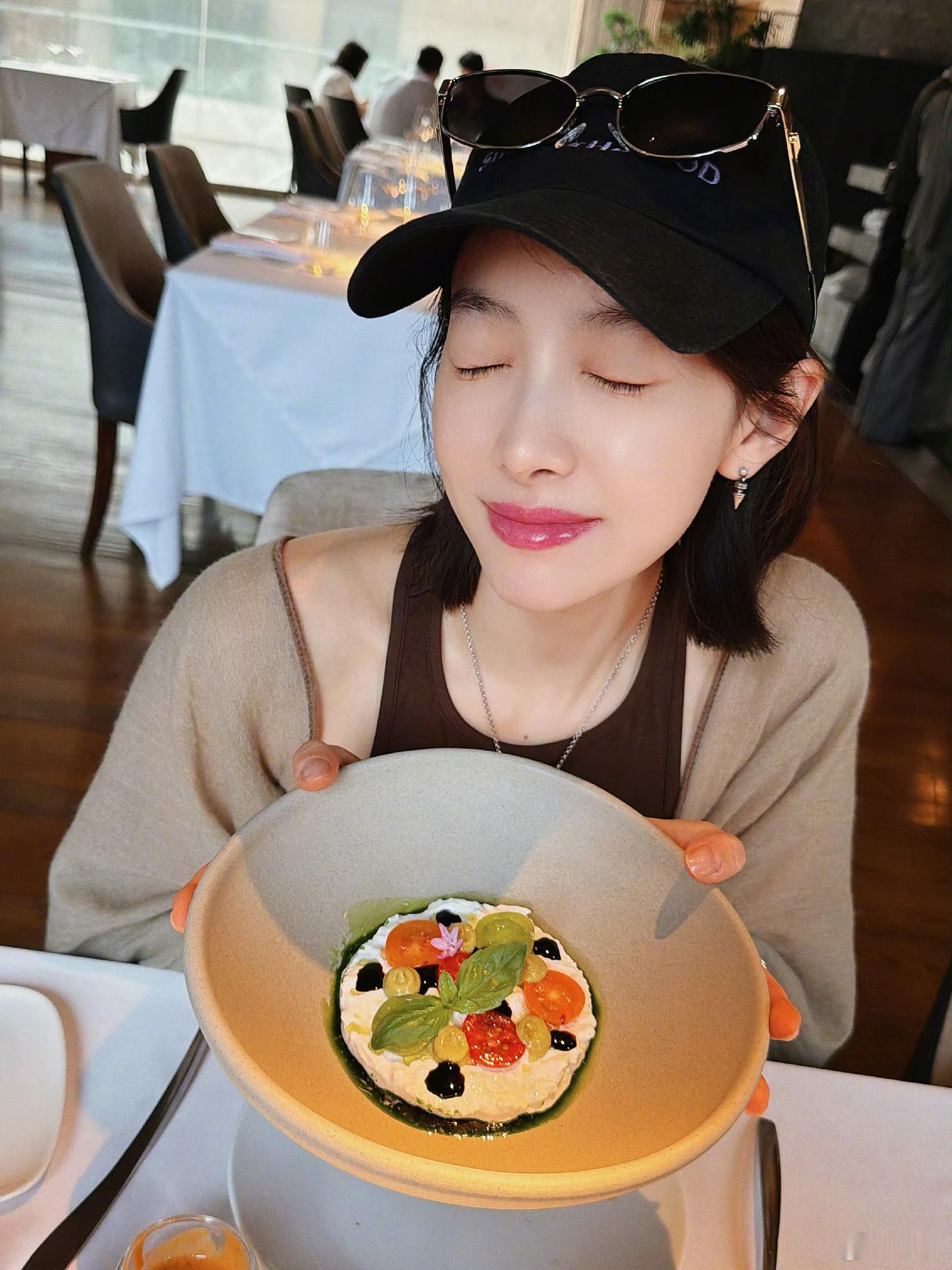哇咔咔！！！两个大美女又又约会啦～这对我的眼睛真的很友好！！！友谊地久天长！！！