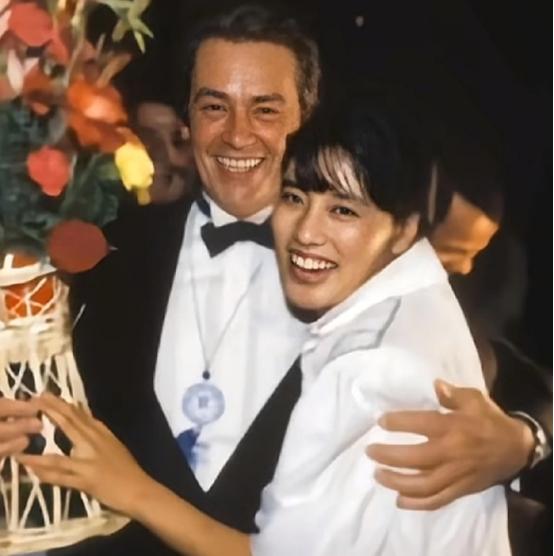 52岁的阿兰德龙访华期间对25岁的李凤绪一见钟情并当场求婚。这场看似浪漫的邂逅，