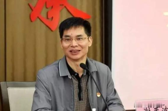 1991年，中国籍留美博士谢彦波原本前途无量，却因深夜双手插兜，去导师家里谈事，