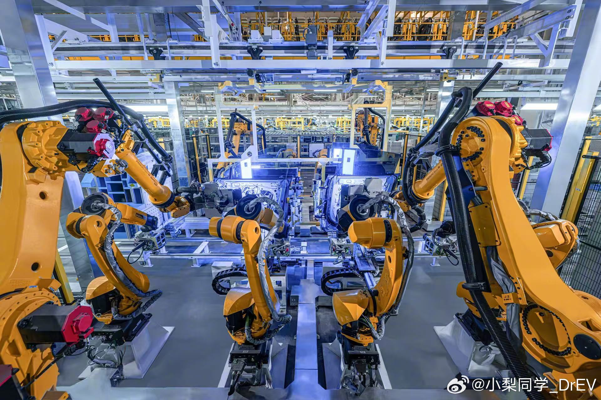 华为旗舰标准智界V9不计成本投入郭锐博士履新智界汽车董事长兼CEO，首谈V9就放