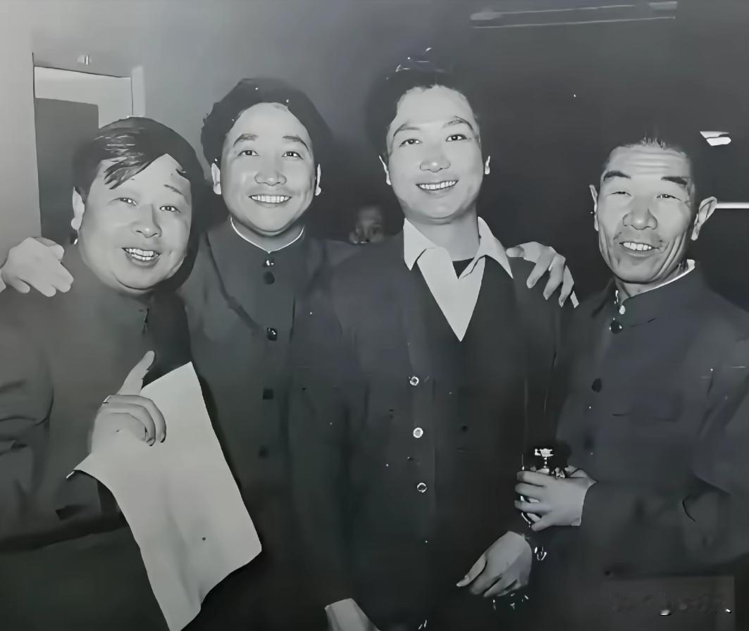 上世纪80年代文艺演出后台，相声迎来了黄金发展时期。马季、姜昆、李文华是全国家喻