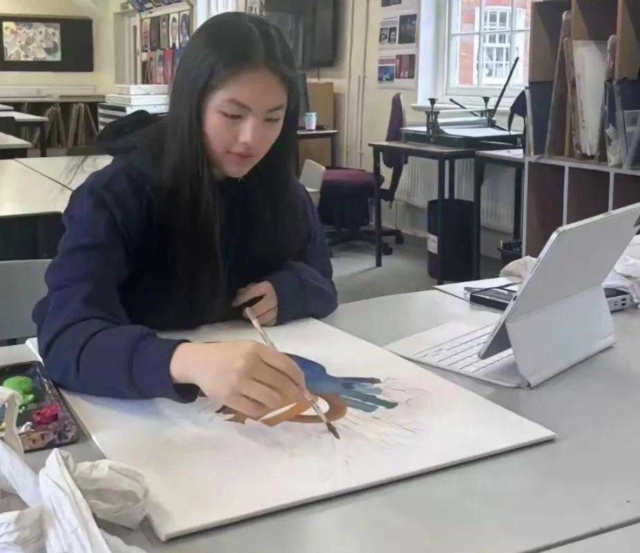 李湘的女儿王诗龄
画画的样子真美
果然，认真做事的人
不管长相如何
都会特别的美