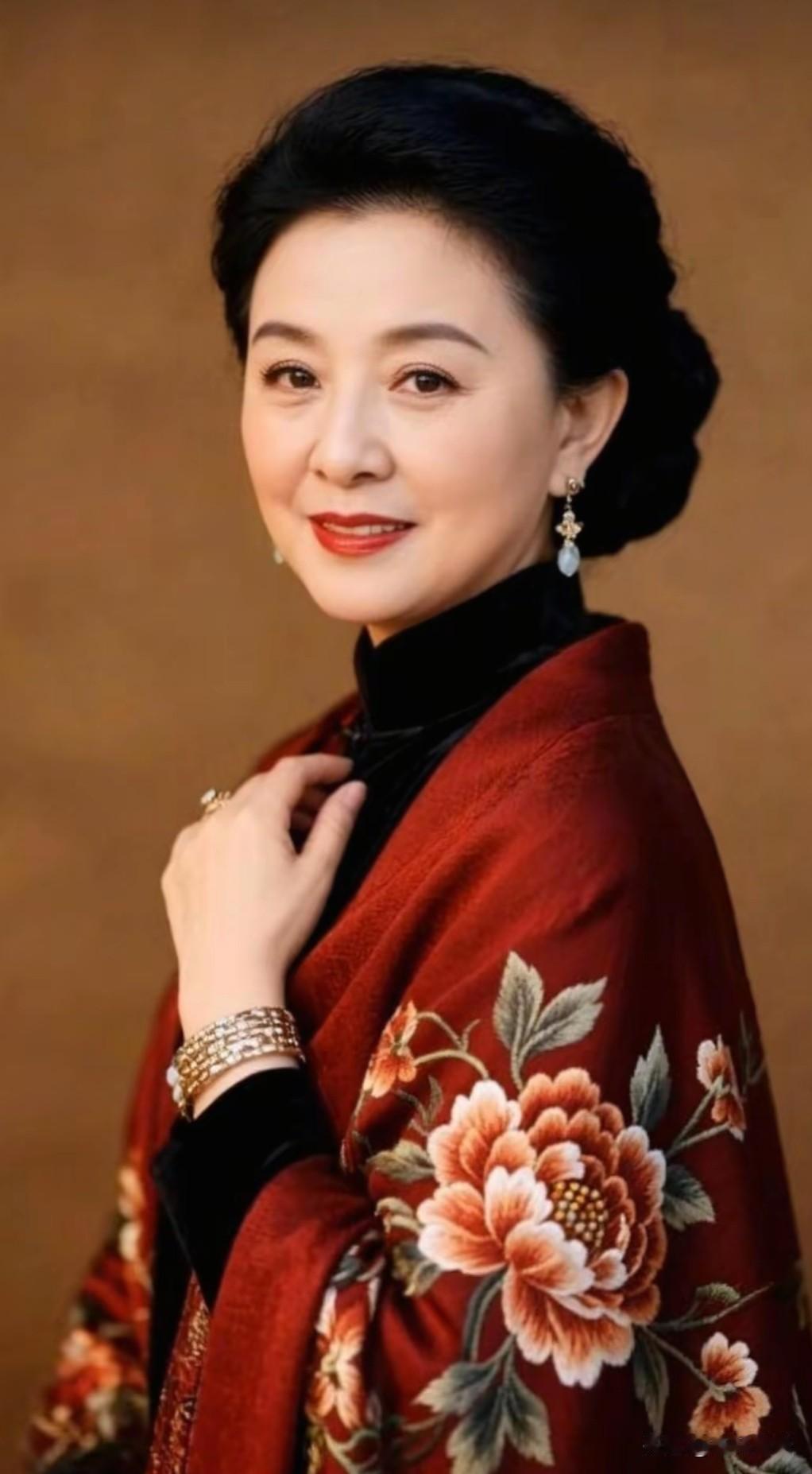 这是我看上的大龄剩女，虽然她已经是老太婆了，但是在我心里她就是最好的。
亲戚朋友
