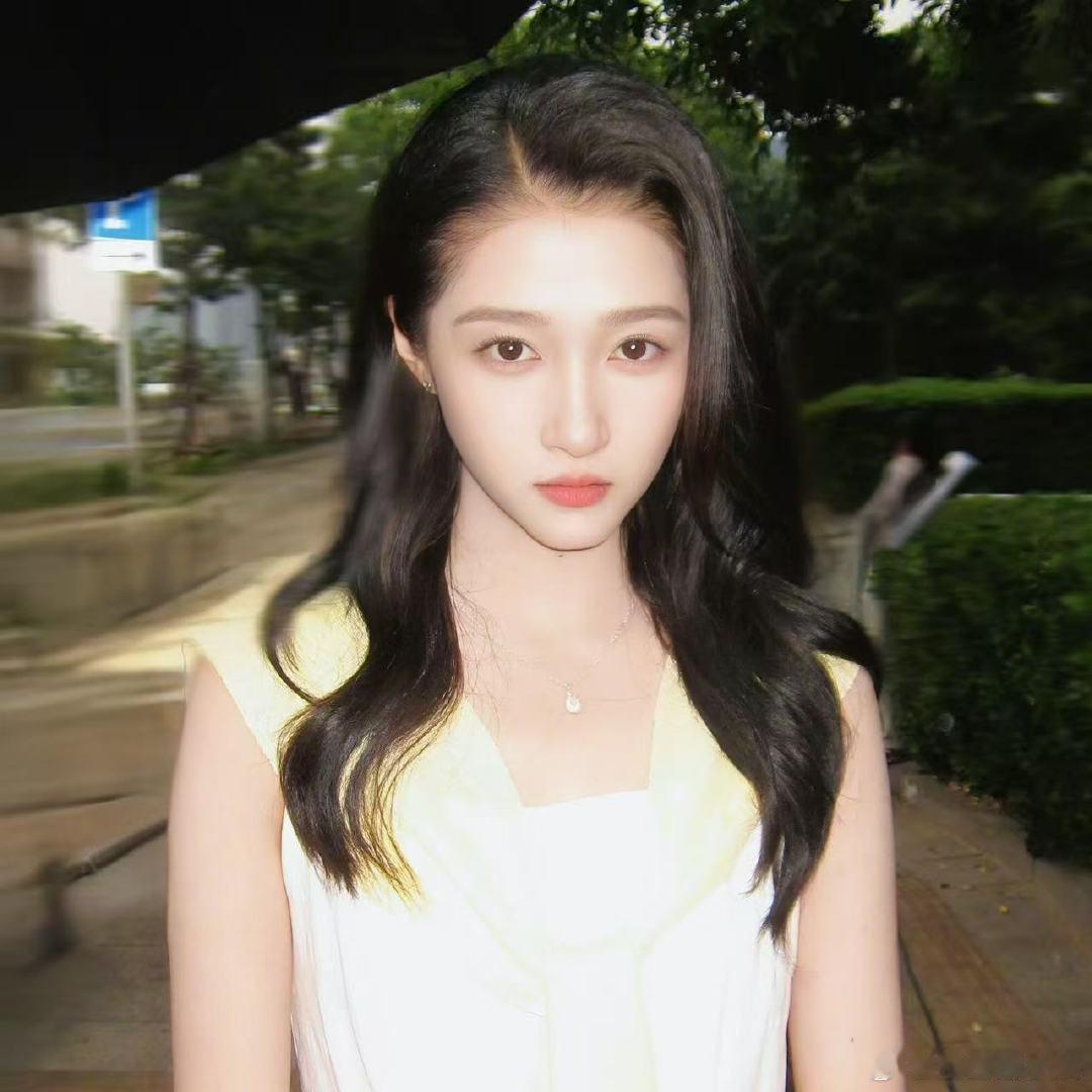 关晓彤眼泪向下你向上关晓彤让我相信，女孩的野心从来不是贬义词。她大大方方把“我要