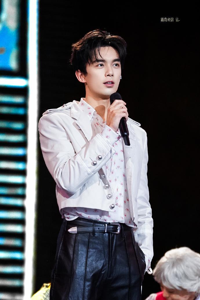 吴磊被荧幕点亮的日子吴磊有这么伟大的一张脸做什么都会成功的，看帅哥唱歌真是太享受