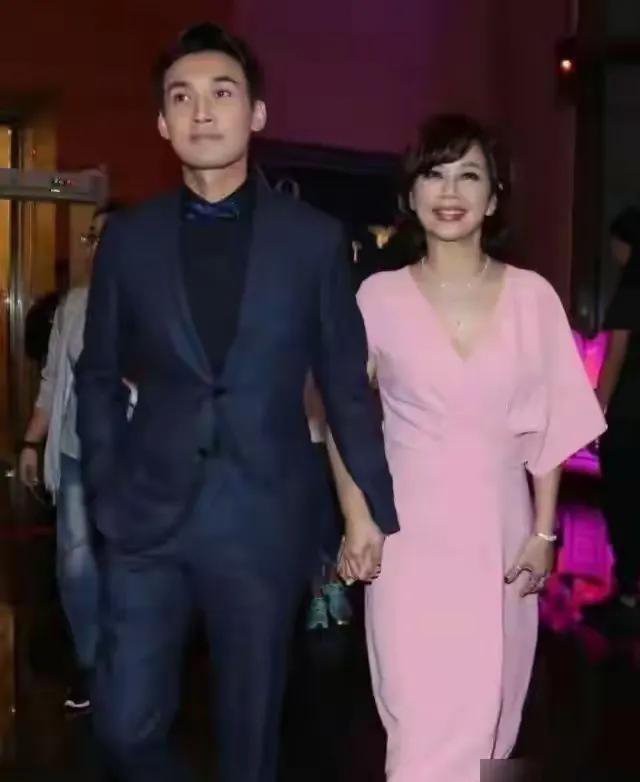 一对幸福满满的姐弟恋。两人相差8岁，已经结婚12年了，没有子女，但是看两人一脸的