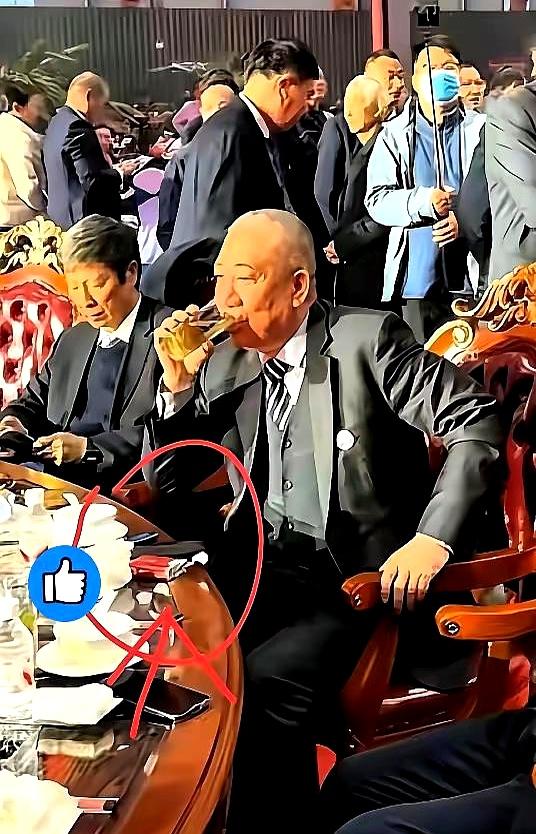 桌上这包烟，愣是把网友给看懵了。
崔培军桌边放着一盒红色烟，大家一眼看过去都在猜