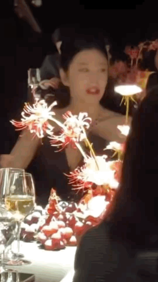 张雨绮来盛典像回家了 黑抹胸礼服自带高光，静坐是距离感女神，转头说笑就秒变亲切，