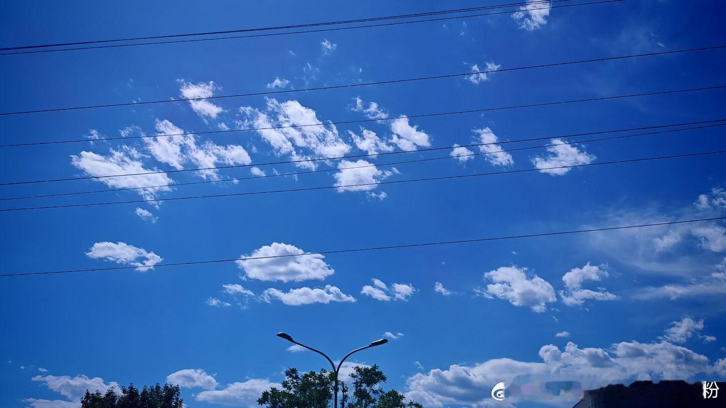 即将步入盛夏的北京～花墙、云团和高温都就绪没有比我更热爱工作的人儿了😆 