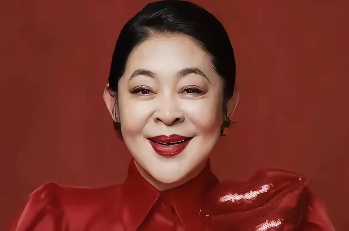 倪萍这妆画得好看吗？感觉妆容太浓了，完全不符合她这个年龄。刻意又浮夸。

口红颜