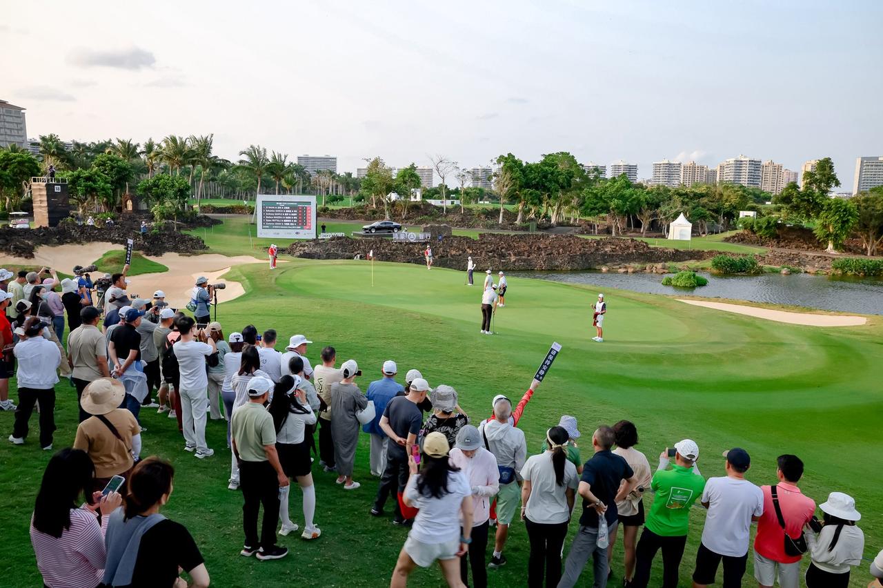 打完18洞，他们不约而同做了同一件事
职业赛几轮战罢，冈伯格以2杆优势继续领跑，