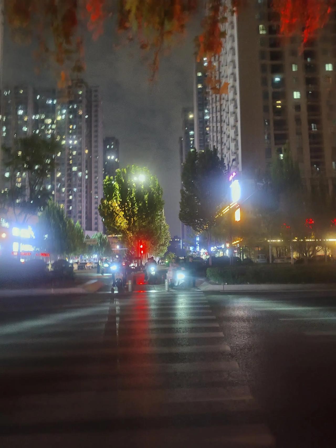 #分享一张夜景图片#我现在繁华的路口，看着对面红灯一闪一闪，似乎在催促晚归的人，