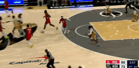 脾气不小！伊森连推两次被罚出场！
在今天NBA常规赛火箭对阵奇才的比赛中，伊森￼