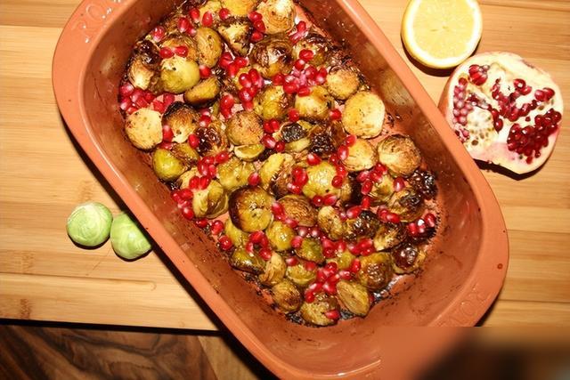 谁懂啊！最近刷到好多网友晒自家石榴籽发的小绿芽，我盯着手机屏幕差点笑出声——原来