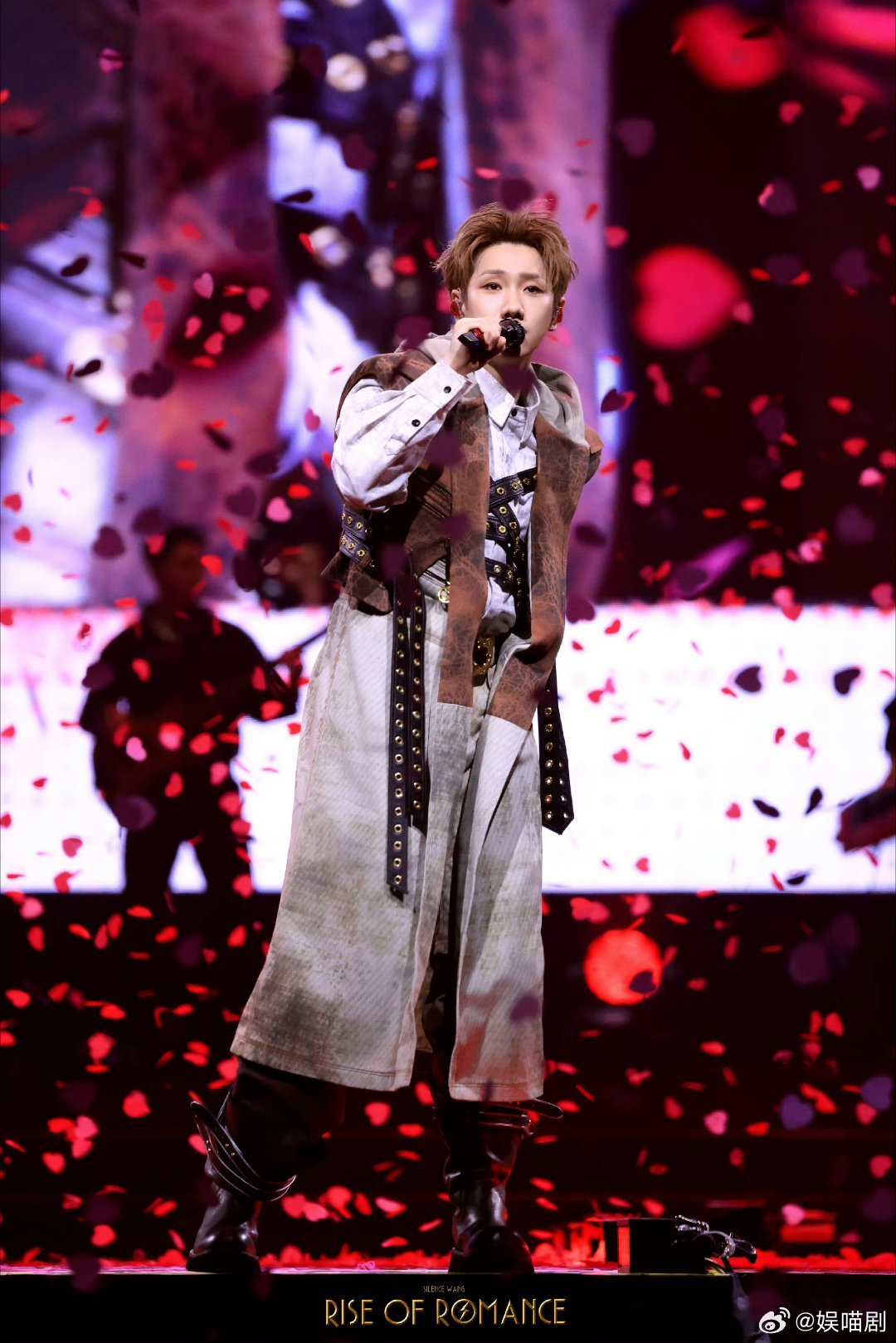 汪苏泷你怎么把人素龙顺走了从“这是啥”到“行吧我拿着”，泷哥这波被迫营业的表情，