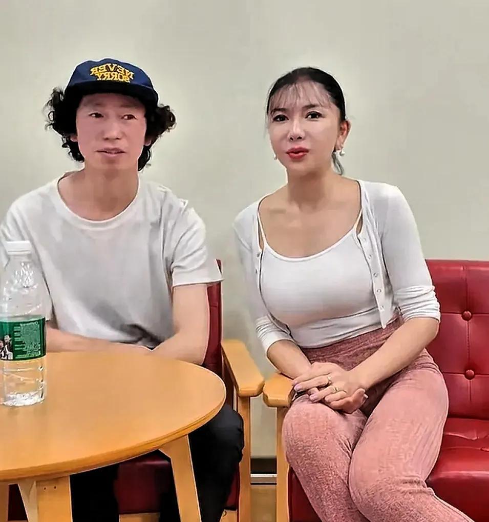 乍一看
庞麦郎和龚玥菲
还挺有夫妻相的

当年庞麦郎大火时
若有资本加持
说不定