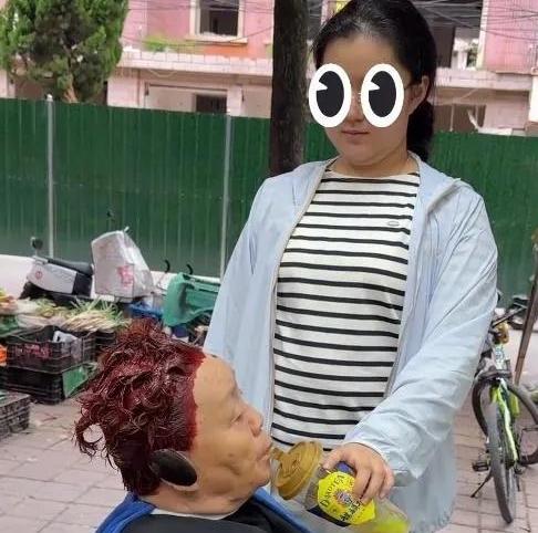 王一楠带着18岁的女儿家宝，专门回到云南老家补办升学宴。庆祝孩子顺利高中毕业即将