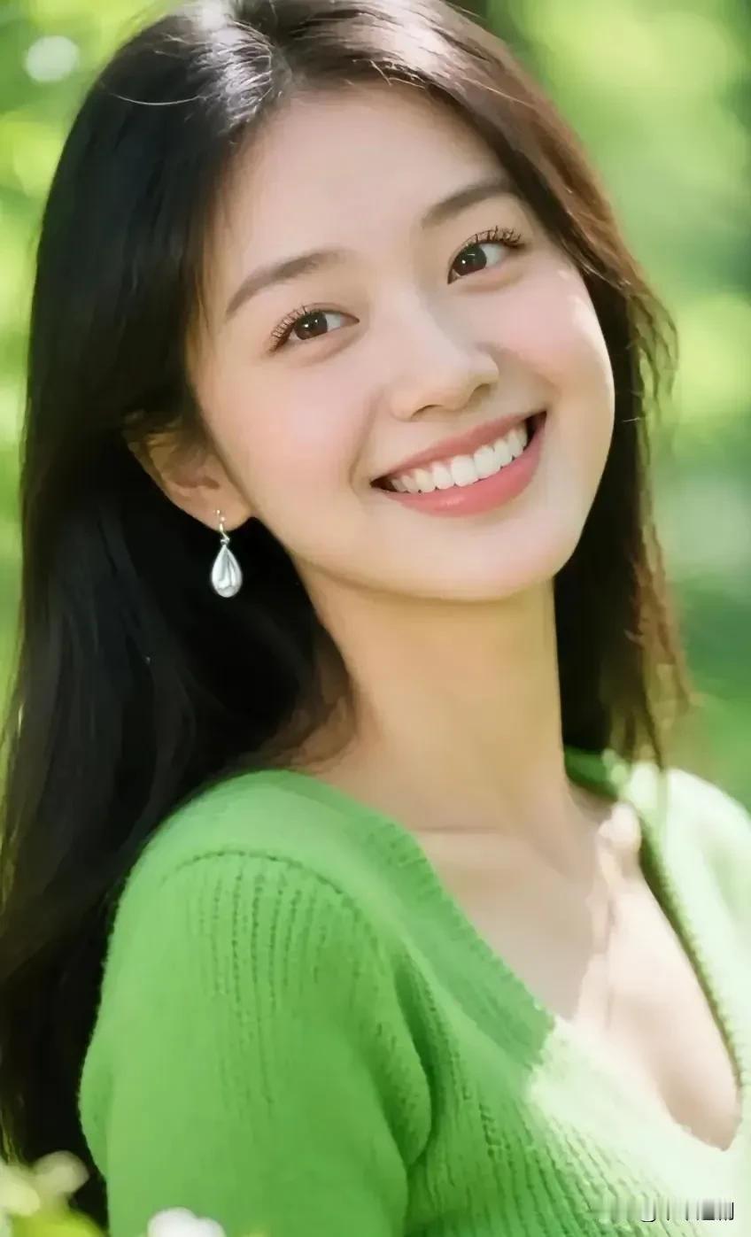 绿衫裹着夏的鲜活，耳坠随笑纹轻晃。发梢沾的碎光，是林间最甜的风。
 
自然甜系少