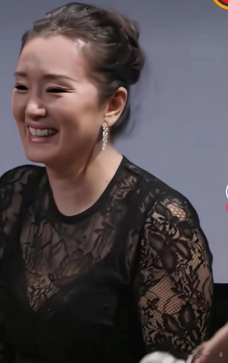 别看她这个状态，这个年龄，如果穿上高定礼服，化上精致的妆容，出场时还像30岁的少