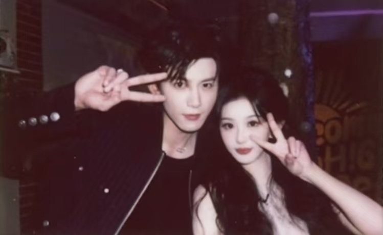 孔雪儿邓凯被问恋爱年龄差，两人异口同声“5岁”，连停顿和语气都一模一样。这不只是