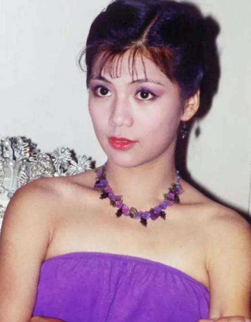 1985年，翁美玲穿古装戏服入殓，脸庞红润安详，发间小红花，是“俏黄蓉”留给世人