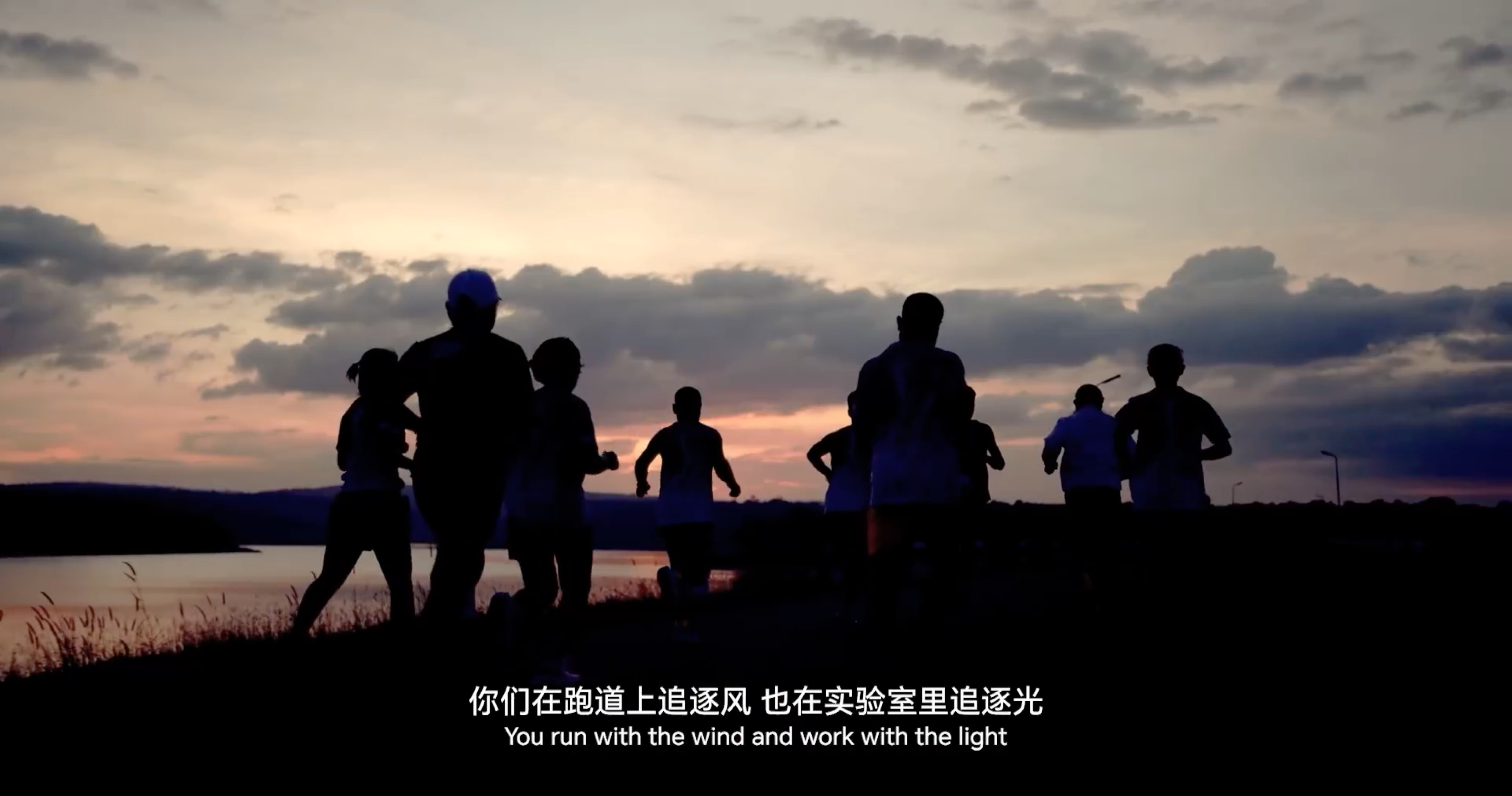首位全马破2跑者萨维约战机器人  科技时代来了，萨维向闪电发起约跑。南大学子见证