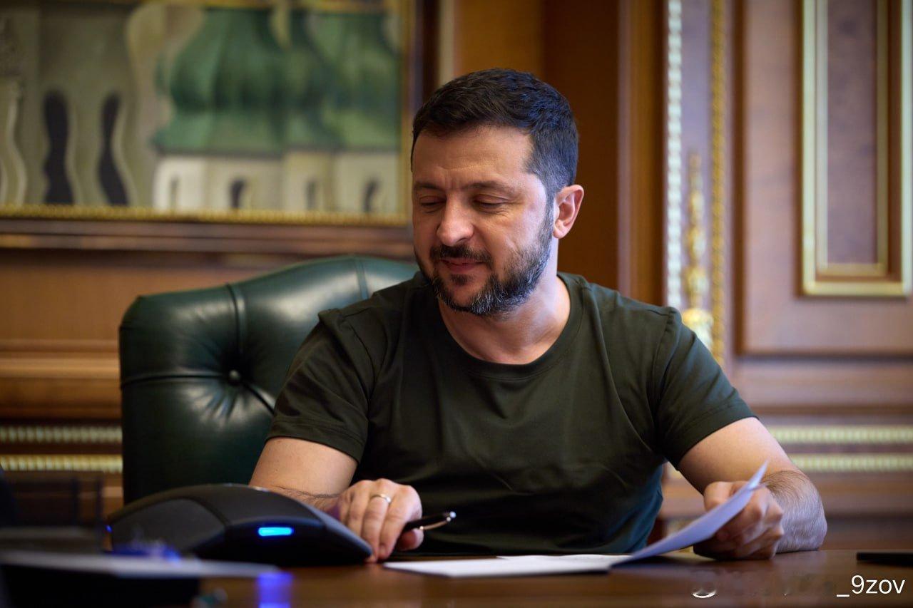 据乌媒报道，泽连斯基目前正在与马克龙、斯塔默和默茨通电话，讨论美国的“和平计划”