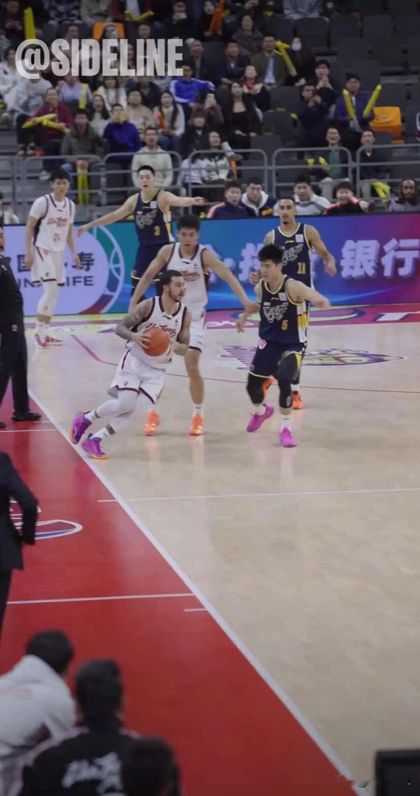 有图有真相！约克绝杀广东那球没有踩线，他踮起脚了！
有广东球迷质疑浙江外援约克在