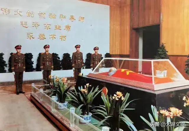 毛主席纪念堂水晶棺旁，有四名解放军战士持枪肃立，守护领袖遗体，他们每一...