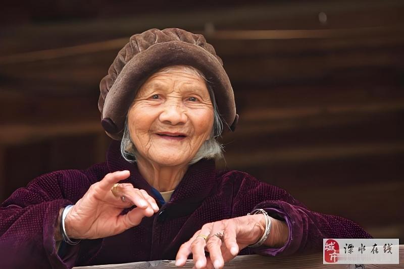 人老了，终究要接受两个扎心真相。
人上了年纪，慢慢就会发现，有些美好只是念想，越