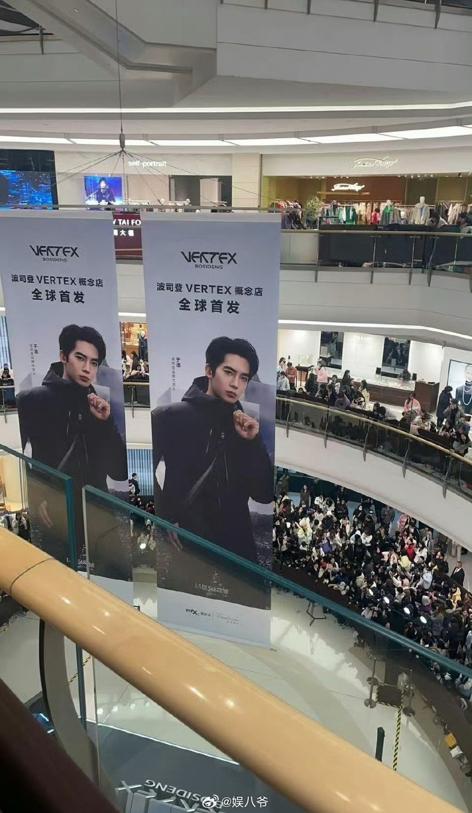 于适yosh[超话]  于适今日品牌活动 线下好多人呀[送花花] ​​​