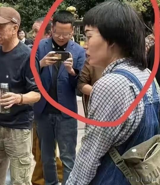 不要再说“人不可貌相”了，
牛头梗女狗主人这个面相就很不好说！
面相不同于长相，