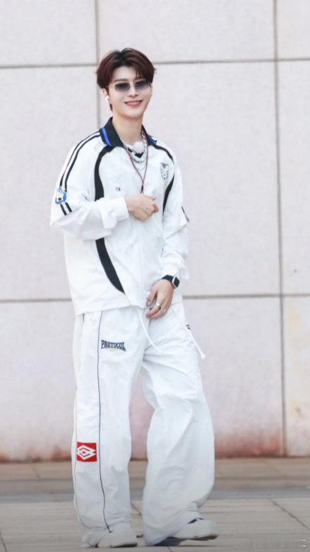 范丞丞范丞丞真不考虑开个舞蹈班吗你好星期六台上帅气炸场，台下腼腆害羞，范丞丞舞蹈