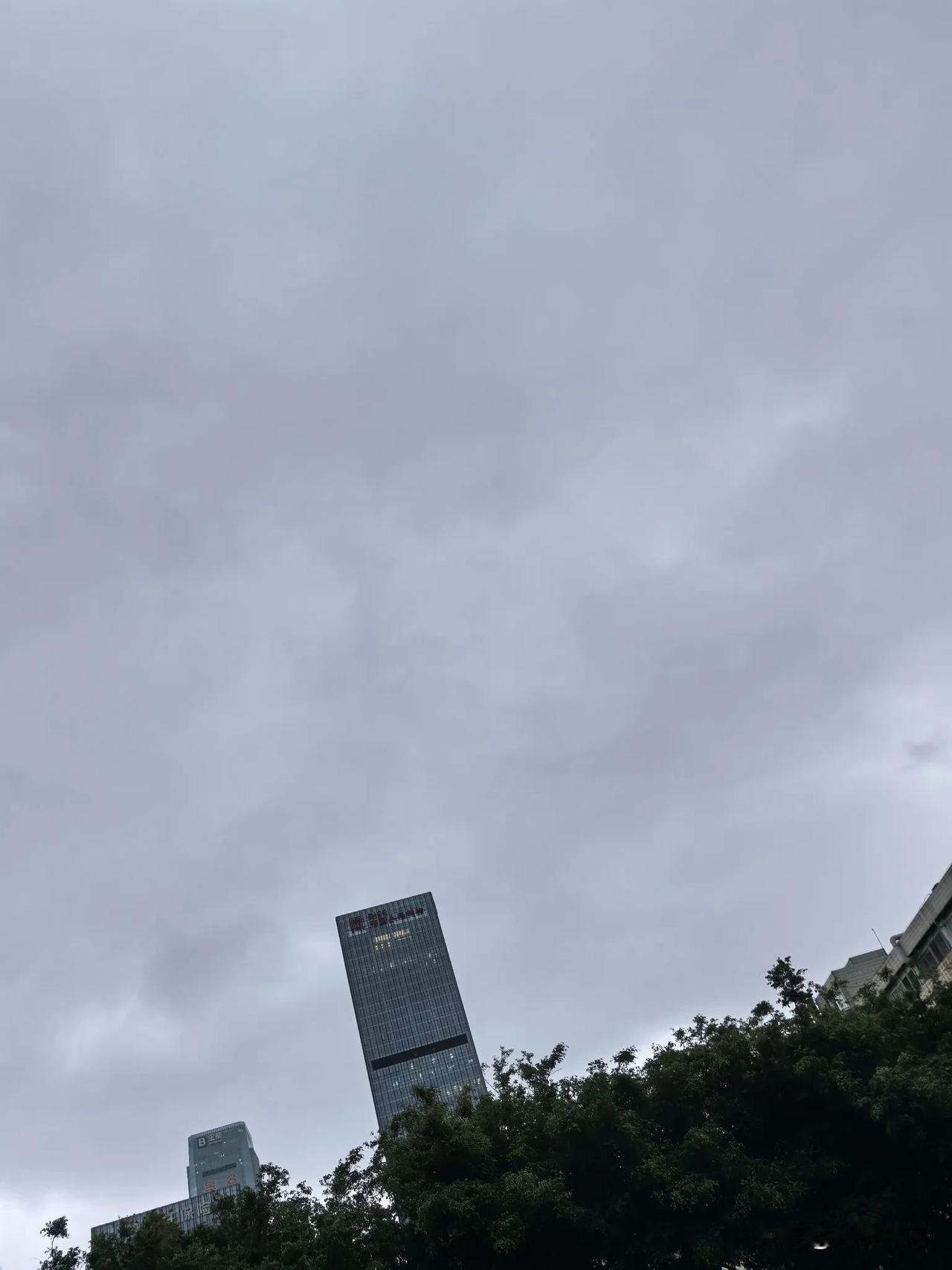 深圳暴雨又来啦

长假后第一天，下午三点的深圳黑得就像晚上七点钟！

电闪雷鸣中