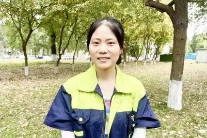 太励志了！成都理工大学33岁女环卫工，午休时不刷手机，不闲聊，晚上孩子等睡了，她