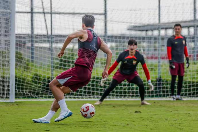 申花联赛冠军希望恐将破灭！青岛西海岸在一场热身赛中竟然3-4惜败于联赛卫冕冠军！