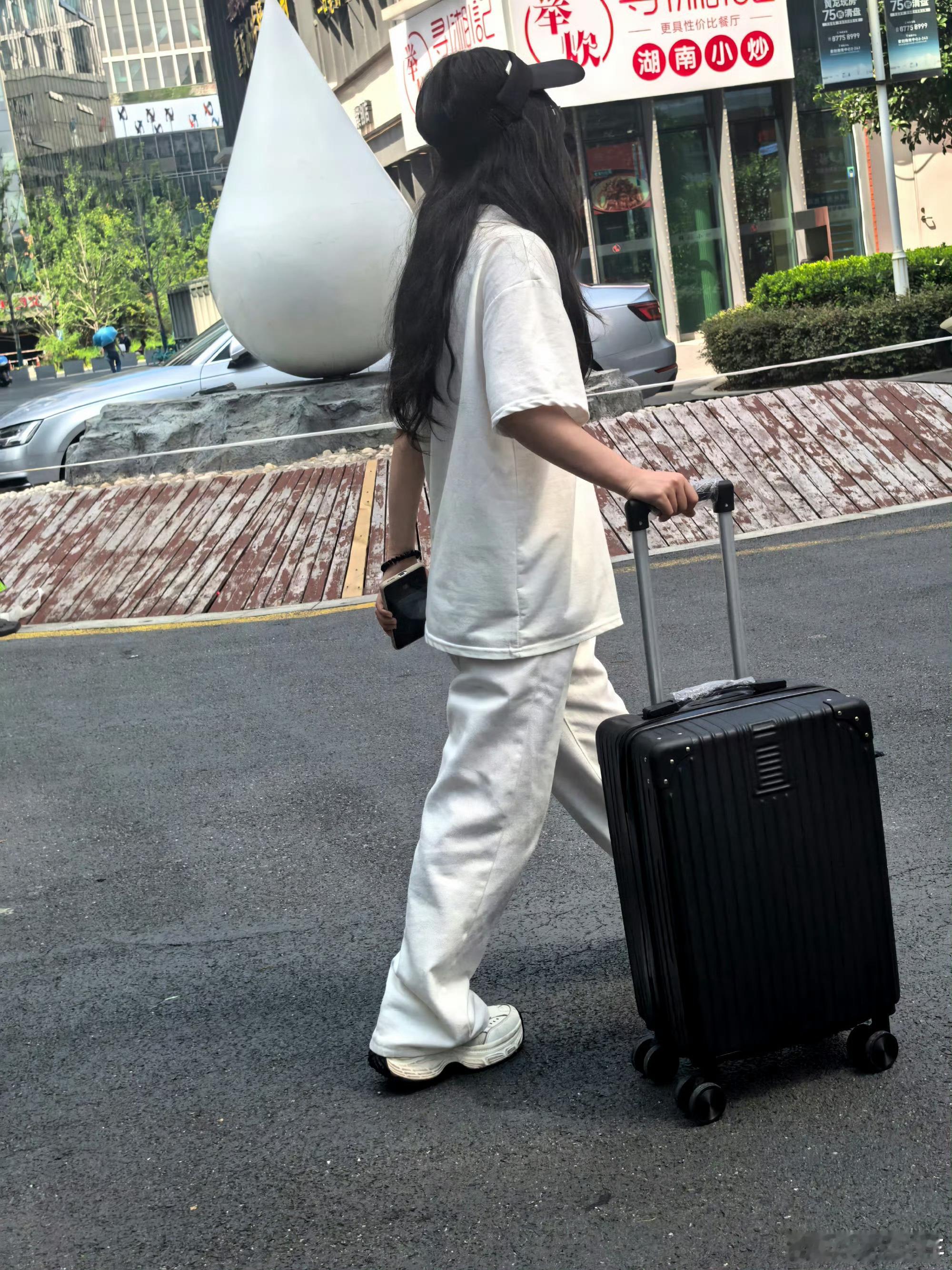 抽一个行李箱，点赞就行 ，三天内开奖  抽奖详情