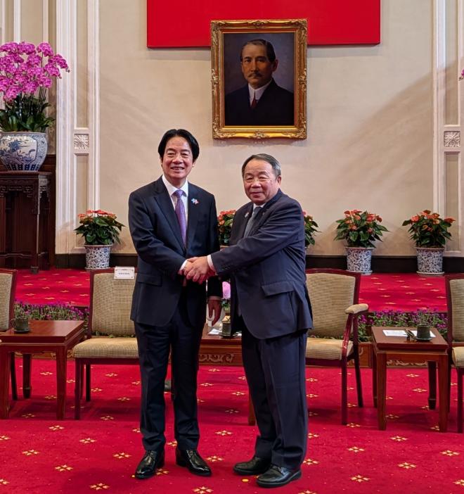 顽固台独分子赖清德，汉奸石平，一个分裂国家，一个背叛国家，居然毫羞耻地站在孙中山