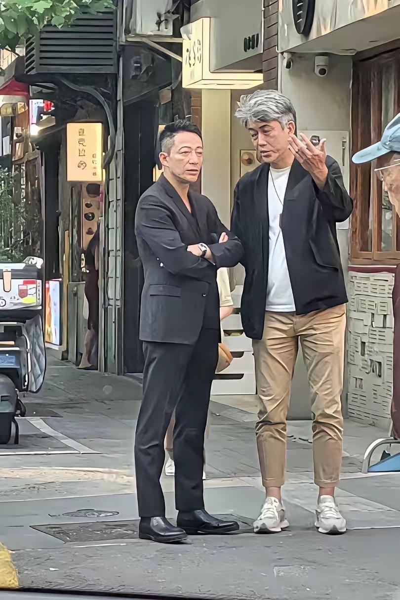 不是我吹，我敢说，两人之中，但凡你能认出一位，说明你已经老了。