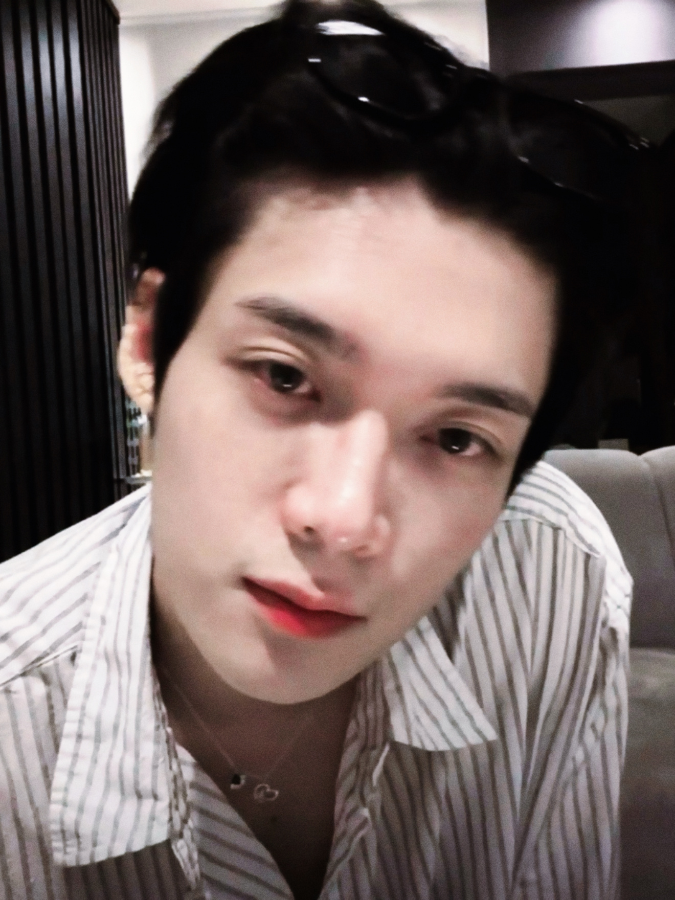 疲态，眼睛的红血丝，被眼镜鼻托压出来的痕 