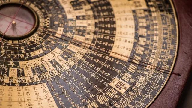 “气”是风水学中最核心的概念，整个风水学都是以气论为主旨！

第1个：气，它看不