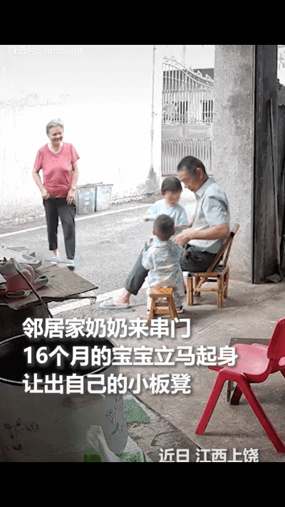 “16个月大的宝宝火到人民日报了！”江西上饶，爷爷带着一对孙子坐在门口，邻居奶奶