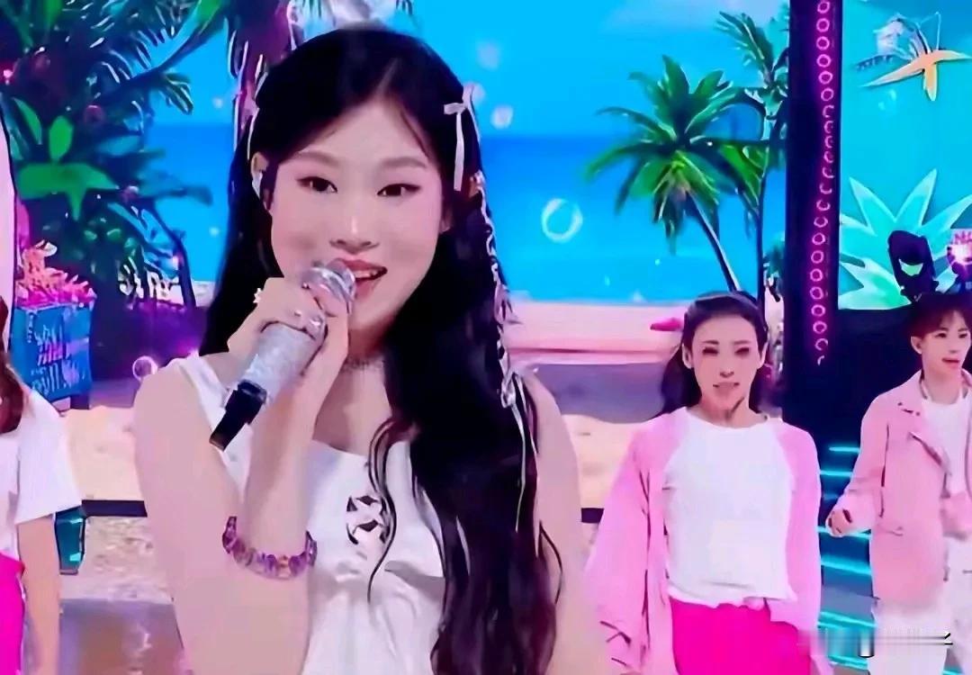 讲真的这孩子不适合唱歌，如果继承他父亲的小品风格还会好一点。歌唱的不咋滴，舞蹈跳