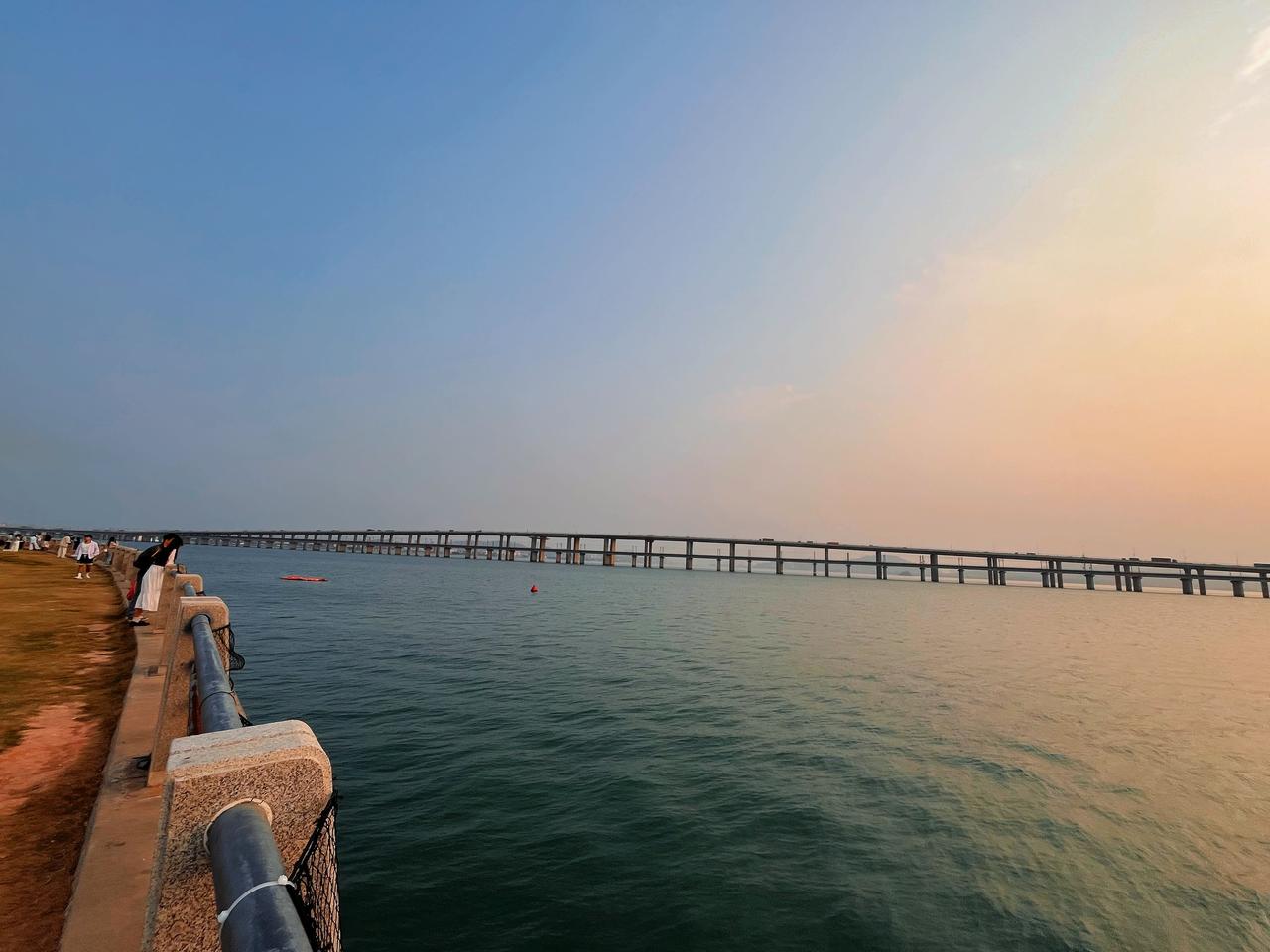 来厦门集美，一定要来十里长堤，这里有最自由的海风，最浪漫的大海，最醉人的落日！还