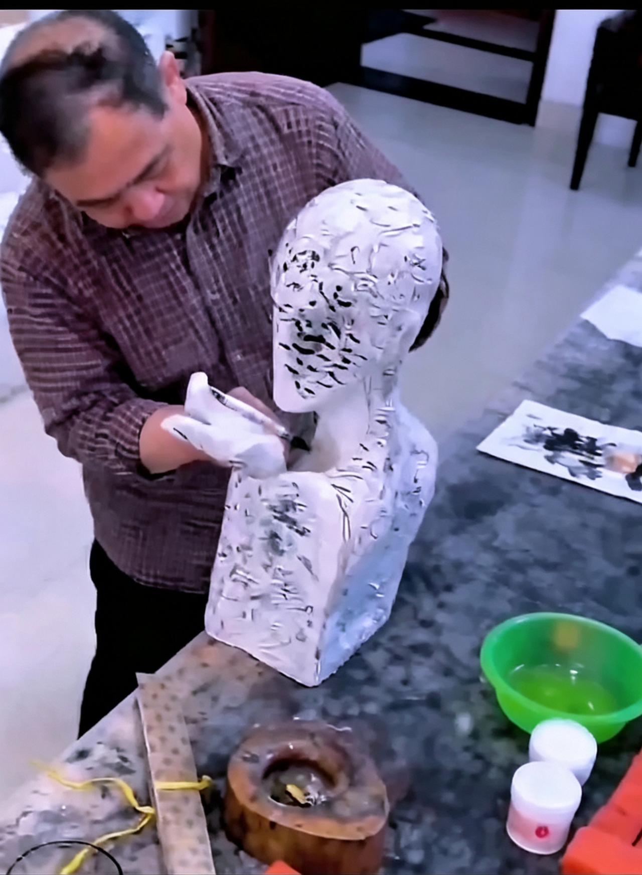 书法家曾翔不在纸上写字，改在雕塑上落笔，是创新还是涂鸦？
旁人都在宣纸上落笔创作