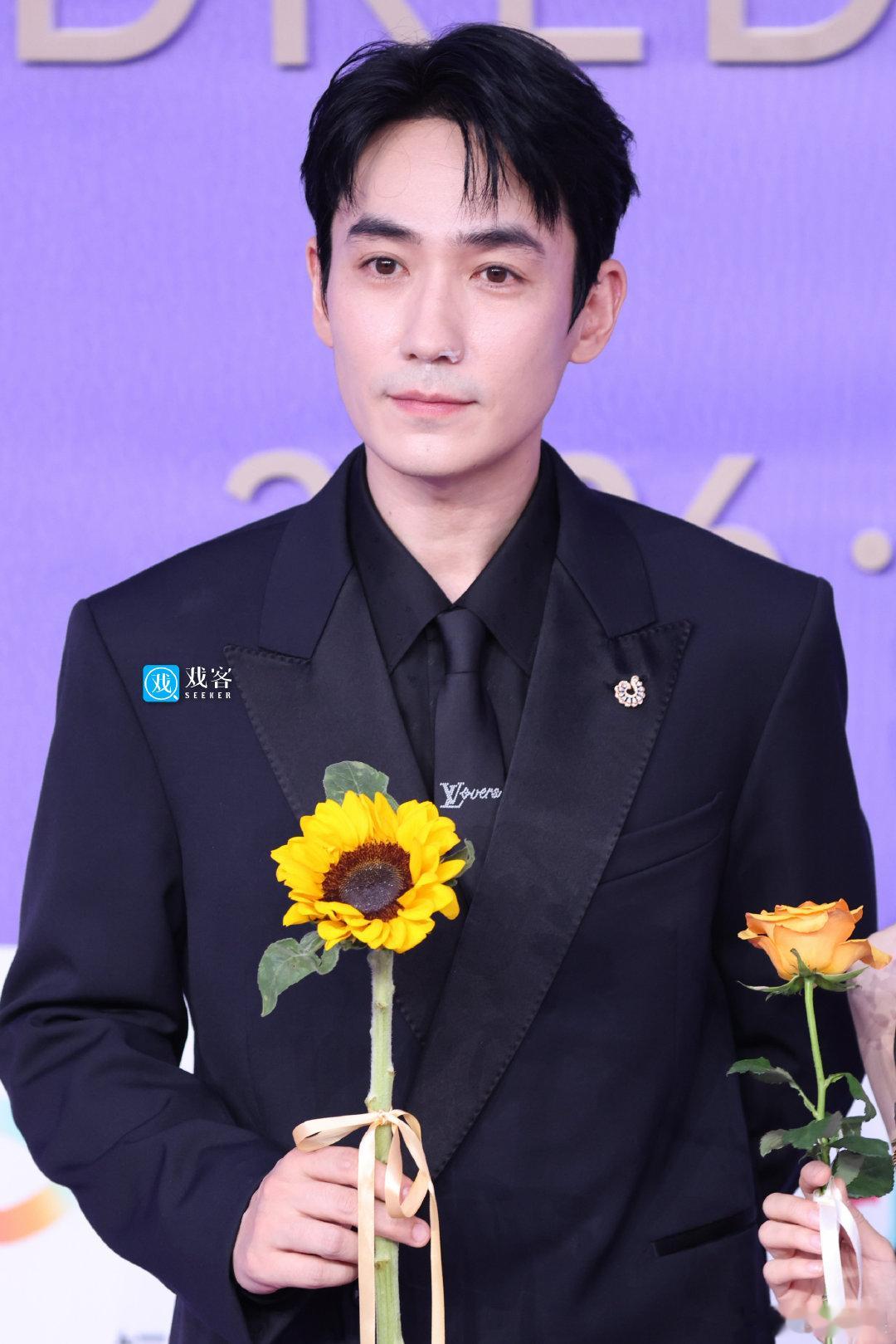 朱一龙携两部作品亮相百花奖红毯 百花红毯两次出镜，两个全新影视角色，朱一龙没有躺