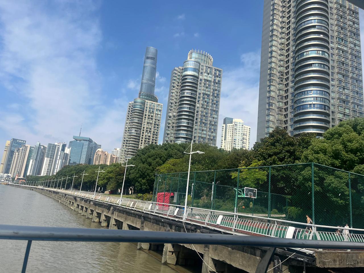 上海的轮渡，我以前也不知道，也没敢坐，后来有一次要去浦西，导航骑行去就只能坐轮渡